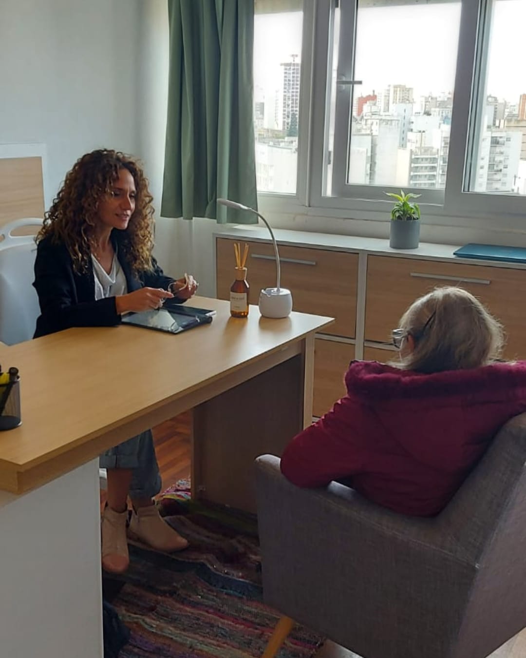 Gabriela Guevara en su espacio de trabajo, acompañando una sesión